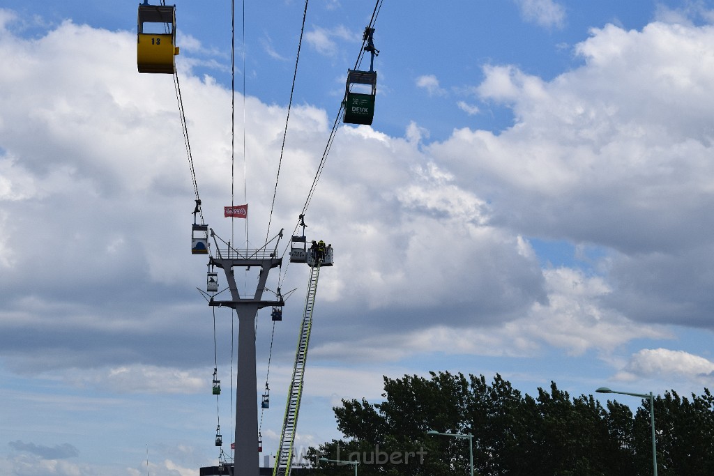 Koelner Seilbahn Gondel blieb haengen Koeln Linksrheinisch P165.JPG